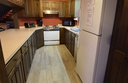 Jeffersonville House | 2 Units (25 people) @ Smugglers Fam-style Chalets - 5 Min walk to the Resort