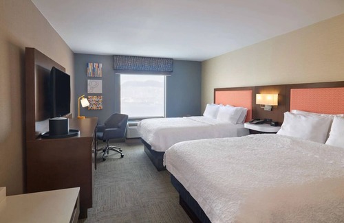 Smithfield Hotel | 2 Units | Free Hot Breakfast + Indoor Pool – Minutes to Bryant & Twin River