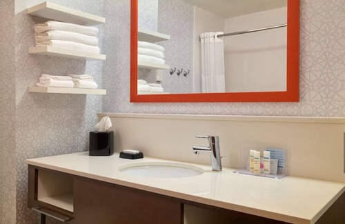 Smithfield Hotel | 2 Units | Free Hot Breakfast + Indoor Pool – Minutes to Bryant & Twin River