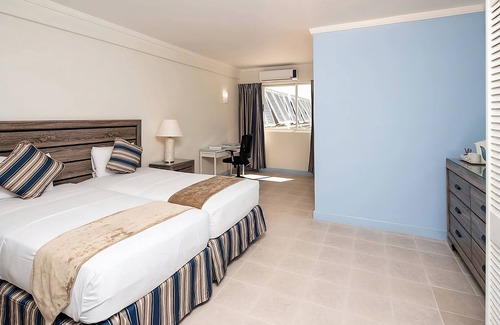 St. Lawrence Gap Hotel | 2 Upscale Unit! Surfing Break at Bathsheba! FREE Parking, w/Swimming Pool!