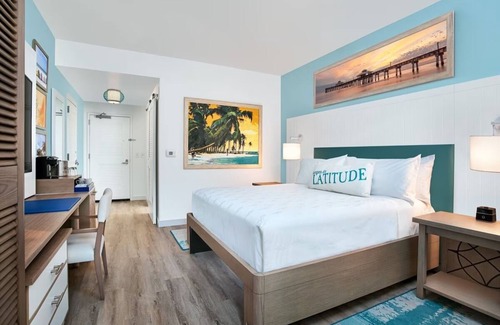 Fort Myers Beach Resort | 2 Vibrant Rooms with Outdoor Pool & Balcony Near Crescent Beach Park