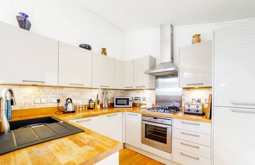 Looe Cottage | 2 WATER'S EDGE, pet friendly, luxury holiday cottage in Lanreath