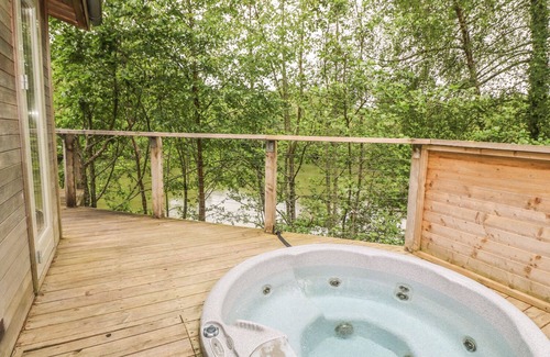 Looe Cottage | 2 WATER'S EDGE, pet friendly, luxury holiday cottage in Lanreath