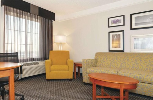Guasti Hotel | 2 x 2 Double Beds Deluxe Rm at La Quinta Inn & Suites by Wyndham Ontario Airport