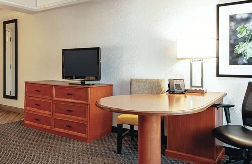 Guasti Hotel | 2 x 2 Double Beds Deluxe Rm at La Quinta Inn & Suites by Wyndham Ontario Airport