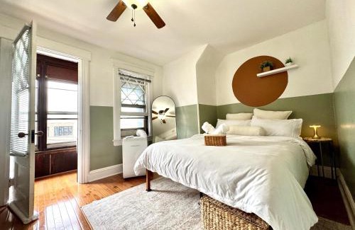 The Heights House | 20 min NYC-Modern Private Room-Queen Bed-Parking