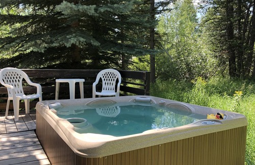 Teton Village Ski Chalet | 20% off Christmas New Years! Fun Great room, Hot tub, Pool Table, Foosball