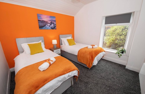 Hull Apartment | 20% OFF - Four Bed flat at Hull
