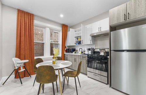 Ampere Apartment | 20%Off King bd Save on 3Day+ Stays 30 Min to NY