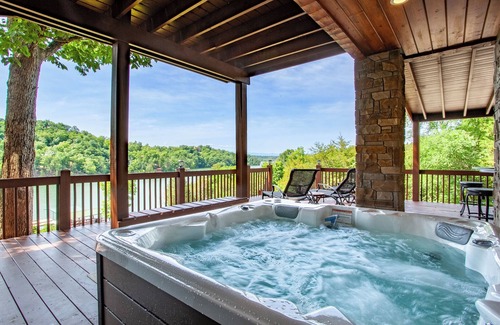 Dandridge Cabin | 20 % OFF Lakefront, Dock, Hot Tub, Game Room