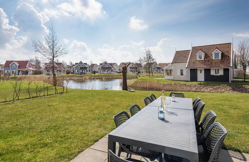 Bruinisse Villa | 20-person group accommodation