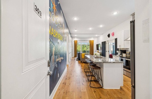 Inglewood Apartment | 20 Person Nashville NashVegas Hangout with 20 Beds