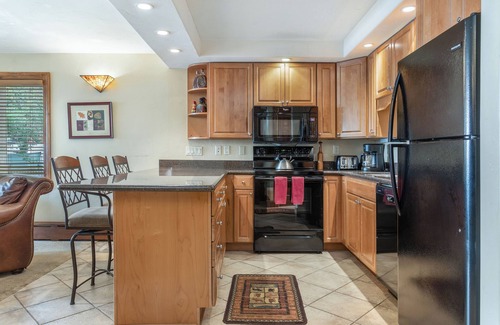 Vail Condo | 200 ft. to Gondola! Balcony, Parking, Fireplace, Views! Heart of Lionshead!