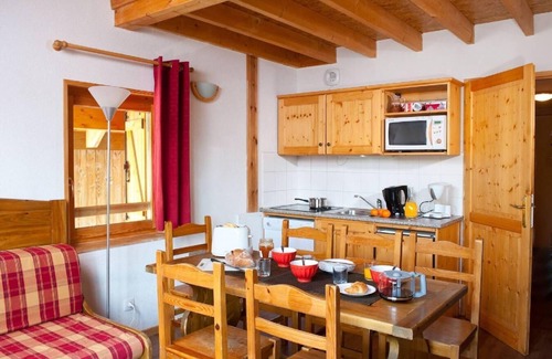 Saint-Sorlin-d'Arves Apartment | 200m from ski slopes, fitness, swimming pool, terrace, balcony, parking, 30-35m²