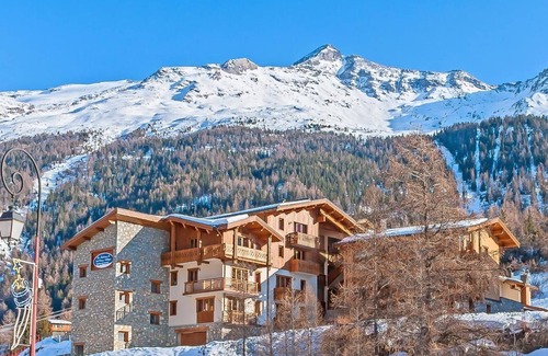 Lanslevillard Apartment | 200m from ski slopes, fitness, swimming pool, sauna, hammam, balcony, tv, ski locker, 68m²
