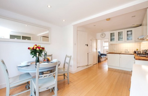 Aldeburgh Cottage | 201 High Street - sleeps 4 guests in 2 bedrooms