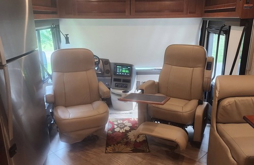 Clarksville House | 2019 Winnebago 40 foot RV Downtown Clarksville