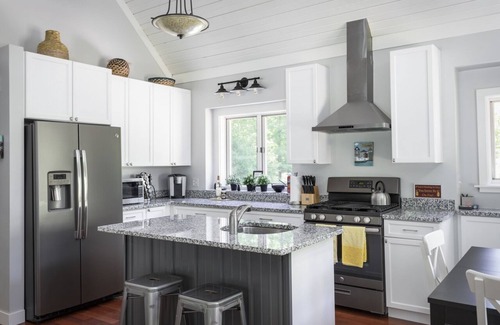 Cedar House | 2025 availability- BOOK NOW! - central location - modern rental!
