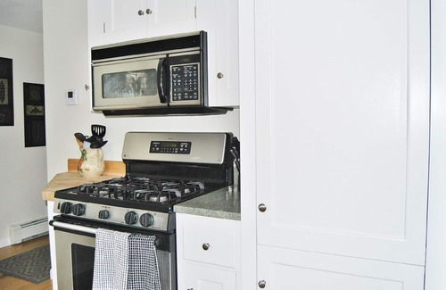 Snug Harbor House | 2025 ~ NOW BOOKING! Lovely 2-bedroom Cottage in Scenic Snug Harbor!