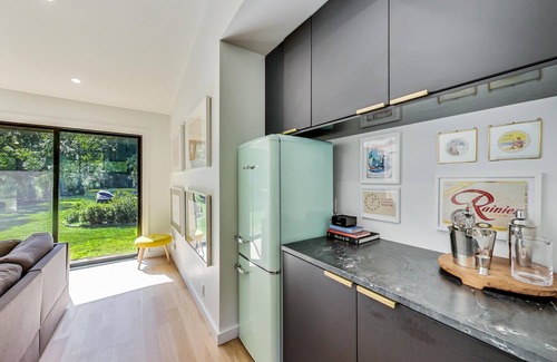 Union Pier House | 2026 Open Bright modern retreat w/private hot tub Beach1 Block Fire Pit