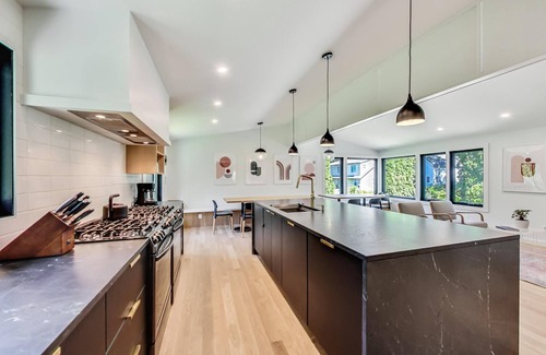 Union Pier House | 2026 Open Bright modern retreat w/private hot tub Beach1 Block Fire Pit