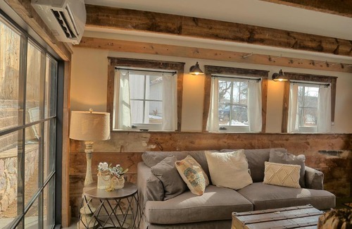 Castle Rock House | 208 Cantril Street