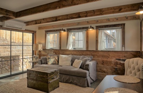 Castle Rock House | 208 Cantril Street