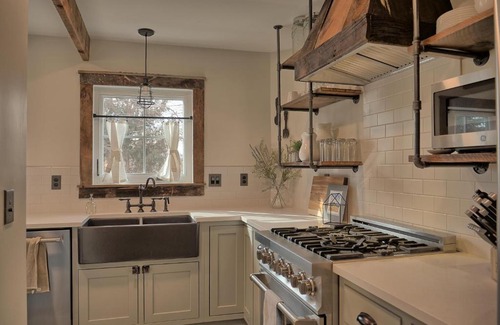 Castle Rock House | 208 Cantril Street