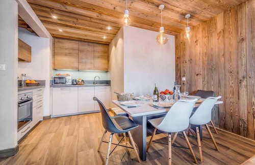 Le Lavachet Apartment | 20m from ski slopes, 2nd floor, balcony, fireplace or stove, tv, ski locker, 55m², Tignes