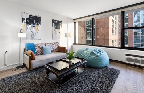 Rush and Division Apartment | 20th Floor Lux Apt w/Rooftop Pool Steps from Lake