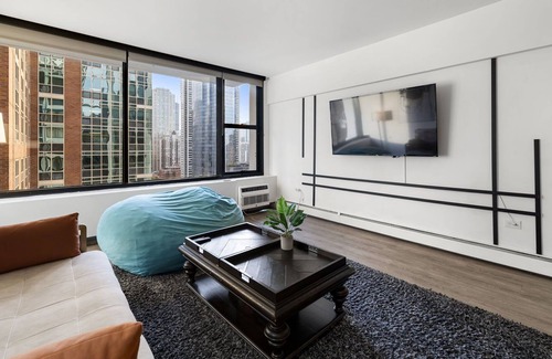 Rush and Division Apartment | 20th Floor Lux Apt w/Rooftop Pool Steps from Lake