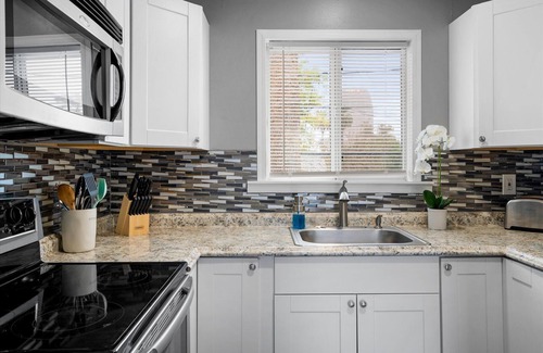 Roosevelt Condo | 21 Chelsea Place On The Park, In Heart Of Downtown