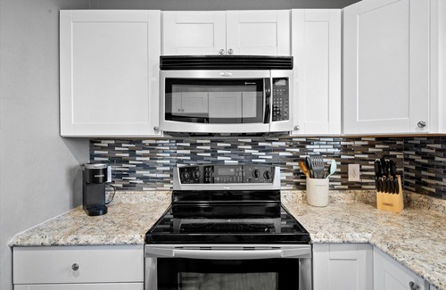 Roosevelt Condo | 21 Chelsea Place On The Park, In Heart Of Downtown