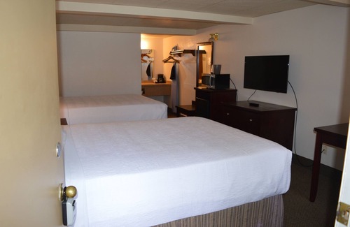 Columbia Falls Hotel | #22- 2 QUEEN BEDS with WiFi and AC in charming Columbia Falls 20 mi to GNP