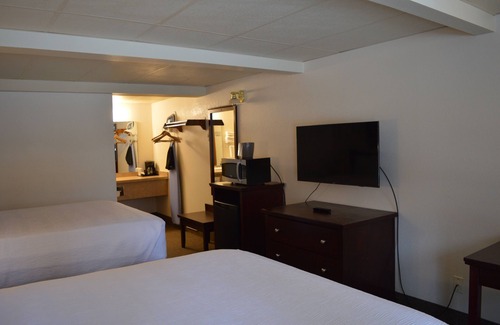Columbia Falls Hotel | #22- 2 QUEEN BEDS with WiFi and AC in charming Columbia Falls 20 mi to GNP