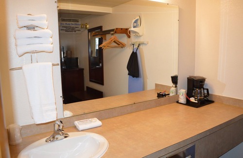 Columbia Falls Hotel | #22- 2 QUEEN BEDS with WiFi and AC in charming Columbia Falls 20 mi to GNP