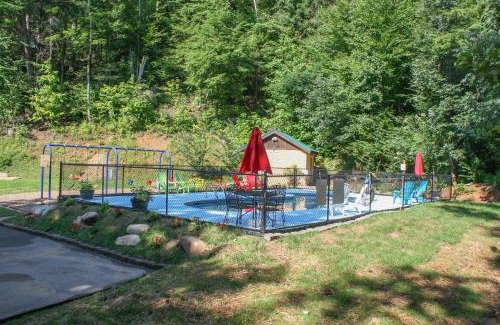 Hidden Hills House | 22 in Gatlinburg! Free tickets to Dollywood & more! Resort Pool