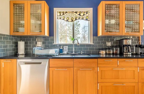 Midpines House | 22 Miles to Yosemite - Hot Tub, Hammocks, Fire Pit, Wood Burning Stove