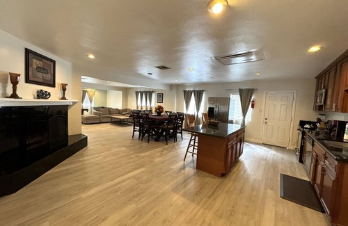 Anaheim Resort House | 2250 sqft Spacious 4Bd/3BTh House, 20 Mins Walk To Disneyland, Fireworks view!