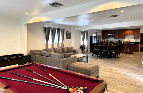 Anaheim Resort House | 2250 sqft Spacious 4Bd/3BTh House, 20 Mins Walk To Disneyland, Fireworks view!