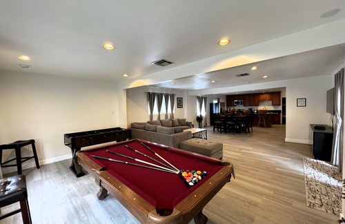 Anaheim Resort House | 2250 sqft Spacious 4Bd/3BTh House, 20 Mins Walk To Disneyland, Fireworks view!