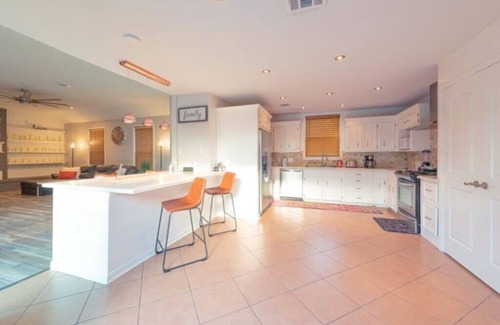 Cloverleaf House | 2300 SQFT 3 bed/2.5bath Long-Term Private Pool Oasis