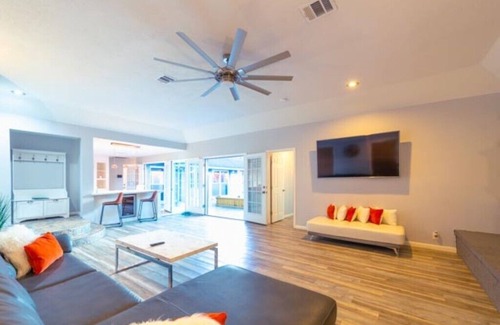 Cloverleaf House | 2300 SQFT 3 bed/2.5bath Long-Term Private Pool Oasis