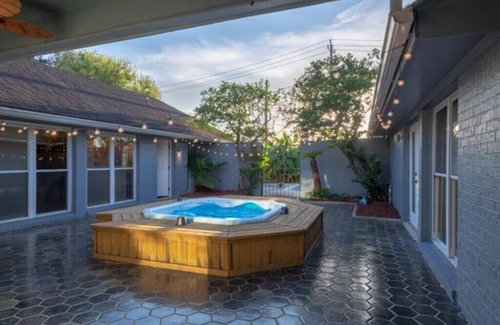 Cloverleaf House | 2300 SQFT 3 bed/2.5bath Long-Term Private Pool Oasis