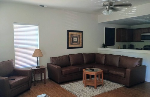 Albuquerque Apartment | 24/7 resort style pools, jacuzzi, sauna, gym. 3 Bedrooms 5 bath townhome.