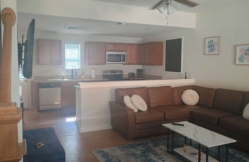 Albuquerque Apartment | 24/7 resort style pools, jacuzzi, sauna, gym. 3 Bedrooms 5 bath townhome.