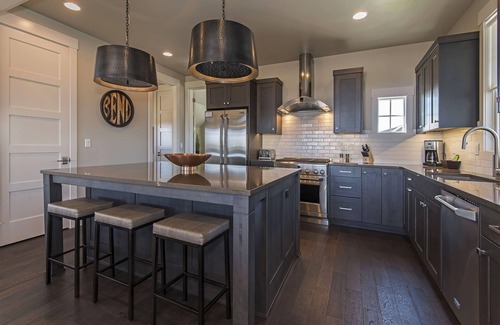 Bend House | 24-hr staff ~ Group friendly ~ close to nature + downtown ~ wifi ~ W/D ~ Bend