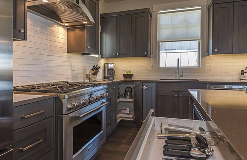 Bend House | 24-hr staff ~ Group friendly ~ close to nature + downtown ~ wifi ~ W/D ~ Bend