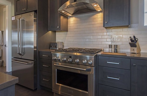 Bend House | 24-hr staff ~ Group friendly ~ close to nature + downtown ~ wifi ~ W/D ~ Bend