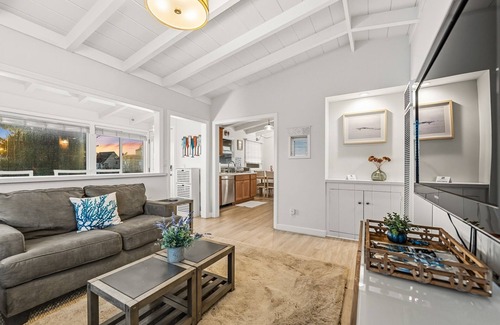 Pierpont Bay House | 25%Off Oct 16-19! Steps To Sand, Beautiful Patio